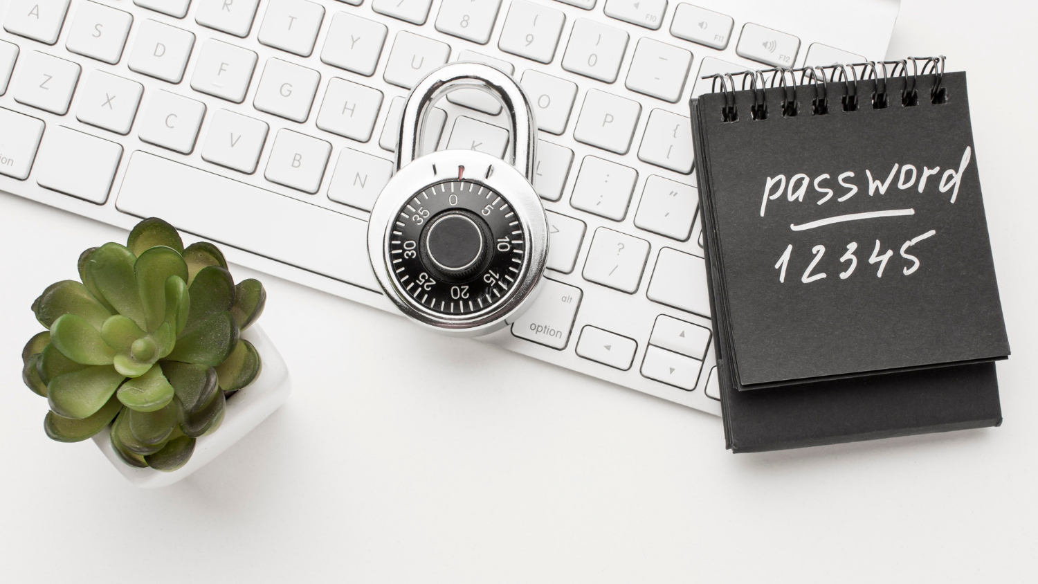 Tastatur mit Passwort auf Zettel und Zahlenschloss. Abbildung für den Computer Security Day