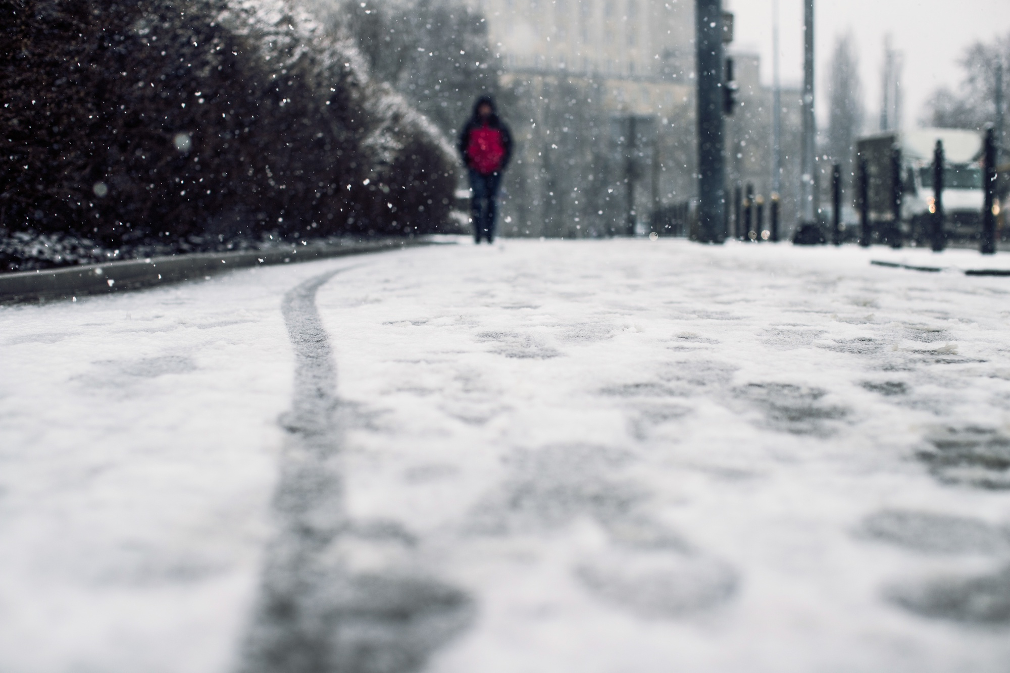 Bordstein voller Schnee und sieht rutschig aus. Blogbild für das Thema Prävention von Unfällen