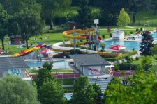 Bild von einem Freibad mit einer Wasserrutsche.